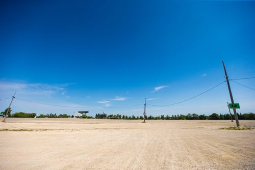 MIKAELA MACKENZIE / WINNIPEG FREE PRESS
A large empty parking lot, where development was planned, at the Assiniboia Downs in Winnipeg on Thursday, Aug. 2, 2018. 
Winnipeg Free Press 2018.