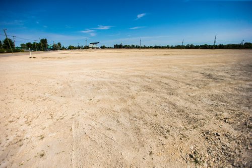 MIKAELA MACKENZIE / WINNIPEG FREE PRESS
A large empty parking lot, where development was planned, at the Assiniboia Downs in Winnipeg on Thursday, Aug. 2, 2018. 
Winnipeg Free Press 2018.