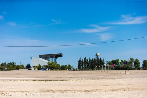 MIKAELA MACKENZIE / WINNIPEG FREE PRESS
A large empty parking lot, where development was planned, at the Assiniboia Downs in Winnipeg on Thursday, Aug. 2, 2018. 
Winnipeg Free Press 2018.