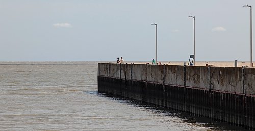 MIKE DEAL / WINNIPEG FREE PRESS
A couple looks out over Lake Winnipeg from the Gimli pier Thursday afternoon.
180802 - Thursday, August 02, 2018.