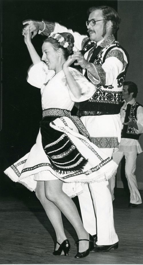 PAUL DELESKE / WINNIPEG FREE PRESS FILES
Image taken in 1980. No specified date. Informaion on back of image: Folklorama opening concert. Rumanian Briuletul Dancers from Edmonton.
