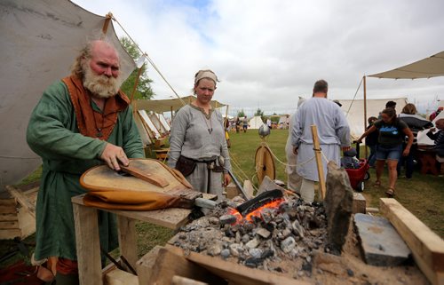 TREVOR HAGAN / WINNIPEG FREE PRESS
Terry Vezina and Shannon Penner, making tools at the Viking Camp during the Icelandic Festival in Gimli, Sunday, August 5, 2018.