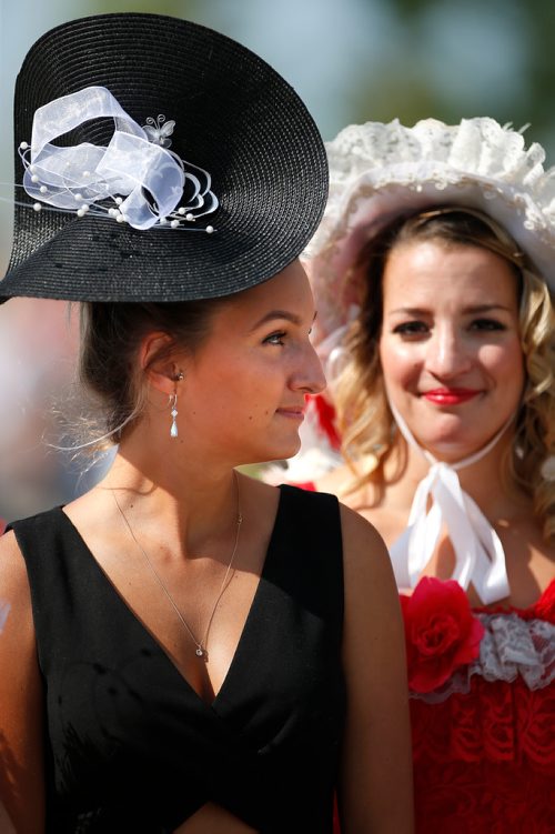 JOHN WOODS / WINNIPEG FREE PRESS
Nikee Musey wears a fascinator at the Manitoba Derby at Assiniboia Downs Monday, August 6, 2018.