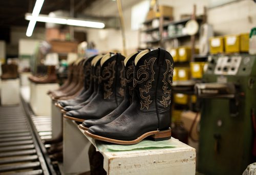 ANDREW RYAN / WINNIPEG FREE PRESS A completed cowboy style boot at the final station of the Canada West Boots manufacturing centre on August 9, 2018.