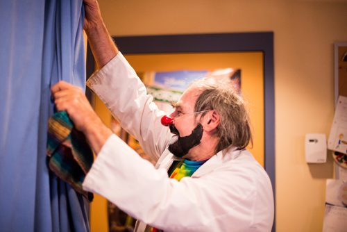 MIKAELA MACKENZIE / WINNIPEG FREE PRESS
David Langdon, therapeutic clown, prepares to shoot The Good Day Show in the studio at the Children's Hospital in Winnipeg on Wednesday, Aug. 8, 2018. The daily live show has been running for over 30 years exclusively for the dozens of kids staying at the facility.
Winnipeg Free Press 2018.