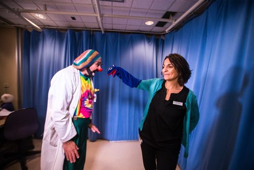 MIKAELA MACKENZIE / WINNIPEG FREE PRESS
David Langdon, therapeutic clown, poses for portraits as Onri with puppet Noname and child life specialist Maria Soroka at The Good Day Show studio at the Children's Hospital in Winnipeg on Wednesday, Aug. 8, 2018. The daily live show has been running for over 30 years exclusively for the dozens of kids staying at the facility.
Winnipeg Free Press 2018.