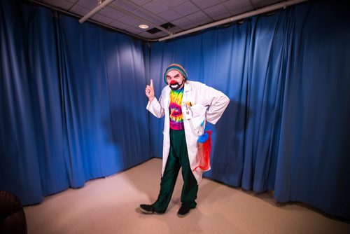 MIKAELA MACKENZIE / WINNIPEG FREE PRESS
David Langdon, therapeutic clown, poses for portraits as Onri at The Good Day Show studio at the Children's Hospital in Winnipeg on Wednesday, Aug. 8, 2018. The daily live show has been running for over 30 years exclusively for the dozens of kids staying at the facility.
Winnipeg Free Press 2018.