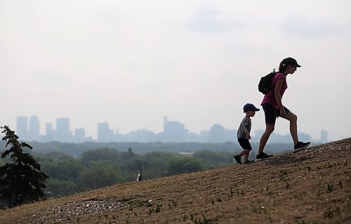 TREVOR HAGAN / WINNIPEG FREE PRESS
Allison Heinrichs and her son Kolton, 2, walking up Garbage Hill in front of smoke from forest fires in B.C. and Alberta, Sunday, August 12, 2018.