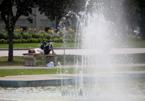 TREVOR HAGAN / WINNIPEG FREE PRESS
A man sunbathes near the fountain on Memorial Boulevard, Sunday, August 12, 2018.