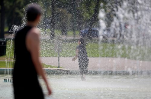 TREVOR HAGAN / WINNIPEG FREE PRESS
A woman cools off in the fountain on Memorial Boulevard, Sunday, August 12, 2018.