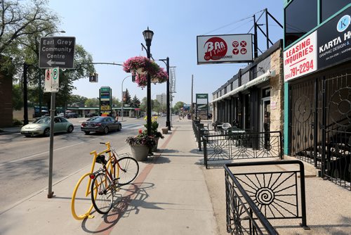 TREVOR HAGAN / WINNIPEG FREE PRESS
Corydon Avenue sits almost empty at 12:35pm as high temperatures kept people inside, Sunday, August 12, 2018.