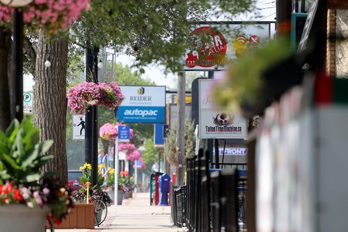 TREVOR HAGAN / WINNIPEG FREE PRESS
Corydon Avenue sits almost empty at 12:45pm as high temperatures kept people inside, Sunday, August 12, 2018.