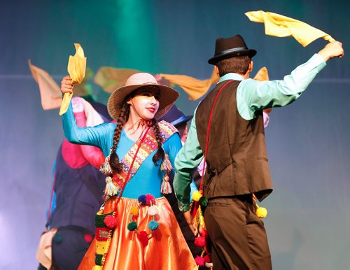 JOHN WOODS / WINNIPEG FREE PRESS
People perform at the Chile Lindo Folklorama pavilion Sunday, August 12, 2018.