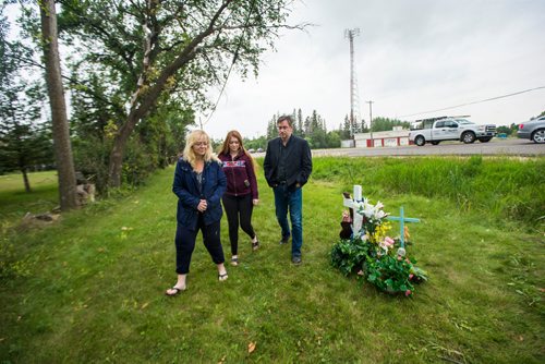MIKAELA MACKENZIE / WINNIPEG FREE PRESS
Brenda (left), Hannah, and John Harris stand by the makeshift memorial at Donald road and highway nine, where Ben Harris was killed in a hit-and-run, in the R.M. of St. Andrews on Monday, Aug. 13, 2018. 
Winnipeg Free Press 2018.