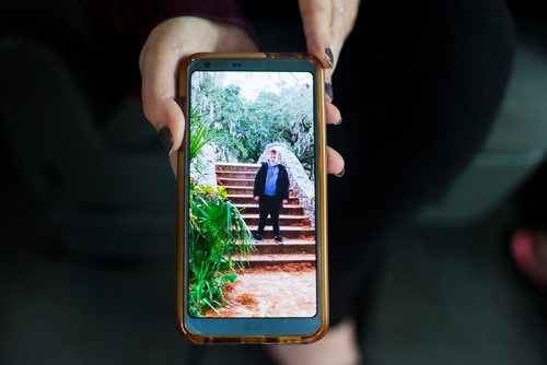 MIKAELA MACKENZIE / WINNIPEG FREE PRESS
Hannah Harris shows more recent family photos of Ben Harris (in New Orlean's) on her phone in the R.M. of St. Andrews on Monday, Aug. 13, 2018. 
Winnipeg Free Press 2018.