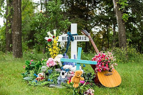 MIKAELA MACKENZIE / WINNIPEG FREE PRESS
The makeshift memorial at Donald road and highway nine, where Ben Harris was killed in a hit-and-run, in the R.M. of St. Andrews on Monday, Aug. 13, 2018. 
Winnipeg Free Press 2018.