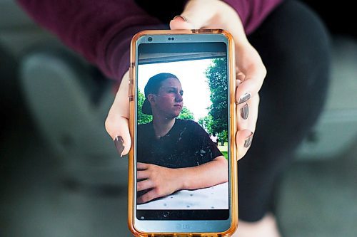 MIKAELA MACKENZIE / WINNIPEG FREE PRESS
Hannah Harris shows more recent family photos of Ben Harris on her phone in the R.M. of St. Andrews on Monday, Aug. 13, 2018. 
Winnipeg Free Press 2018.