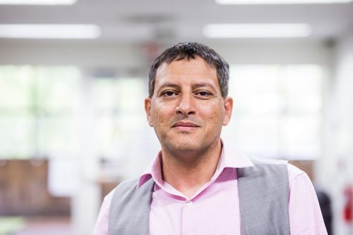 MIKAELA MACKENZIE / WINNIPEG FREE PRESS
Mohamed Ali poses for a portrait after signing up for Uber Eats at the Millennium Library in Winnipeg on Tuesday, Aug. 14, 2018. 
Winnipeg Free Press 2018.