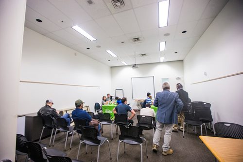 MIKAELA MACKENZIE / WINNIPEG FREE PRESS
Uber Eats hosts a sign-up event at the Millennium Library in Winnipeg on Tuesday, Aug. 14, 2018. 
Winnipeg Free Press 2018.