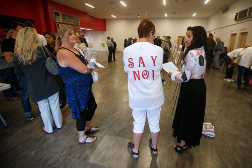 JOHN WOODS / WINNIPEG FREE PRESS
People for and against a new addictions centre in St James gather and discuss viewpoints at Sturgeon Creek Community Centre for an information night about the proposed centre Tuesday, August 14, 2018.