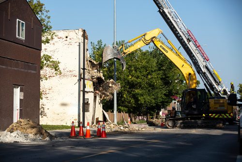 ANDREW RYAN / WINNIPEG FREE PRESS A demolition crew tears down the rooming house that caught fire overnight on Selkirk Ave. on August 15, 2018.