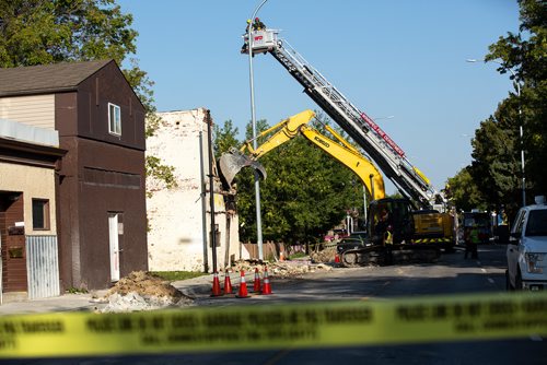ANDREW RYAN / WINNIPEG FREE PRESS Winnipeg Fire department workers guide the demolition crew from above they tear down the rooming house that caught fire overnight on Selkirk Ave. on August 15, 2018.