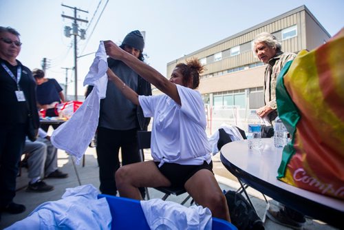 MIKAELA MACKENZIE / WINNIPEG FREE PRESS
Gloria Pelletier hands out shirts at a pickup street hockey game hosted by the Main Street Project on Martha Street in Winnipeg on Wednesday, Aug. 15, 2018. 
Winnipeg Free Press 2018.