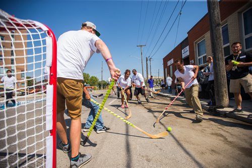 MIKAELA MACKENZIE / WINNIPEG FREE PRESS
A pickup street hockey game hosted by the Main Street Project on Martha Street in Winnipeg on Wednesday, Aug. 15, 2018. 
Winnipeg Free Press 2018.