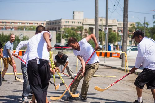 MIKAELA MACKENZIE / WINNIPEG FREE PRESS
Shawn Neepin (centre) plays a pickup street hockey game hosted by the Main Street Project on Martha Street in Winnipeg on Wednesday, Aug. 15, 2018. 
Winnipeg Free Press 2018.