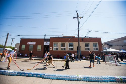 MIKAELA MACKENZIE / WINNIPEG FREE PRESS
A pickup street hockey game hosted by the Main Street Project on Martha Street in Winnipeg on Wednesday, Aug. 15, 2018. 
Winnipeg Free Press 2018.