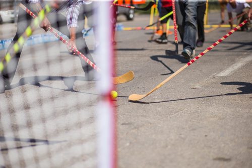 MIKAELA MACKENZIE / WINNIPEG FREE PRESS
A pickup street hockey game hosted by the Main Street Project on Martha Street in Winnipeg on Wednesday, Aug. 15, 2018. 
Winnipeg Free Press 2018.