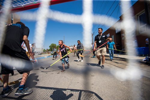 MIKAELA MACKENZIE / WINNIPEG FREE PRESS
A pickup street hockey game hosted by the Main Street Project on Martha Street in Winnipeg on Wednesday, Aug. 15, 2018. 
Winnipeg Free Press 2018.