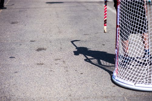 MIKAELA MACKENZIE / WINNIPEG FREE PRESS
A pickup street hockey game hosted by the Main Street Project on Martha Street in Winnipeg on Wednesday, Aug. 15, 2018. 
Winnipeg Free Press 2018.