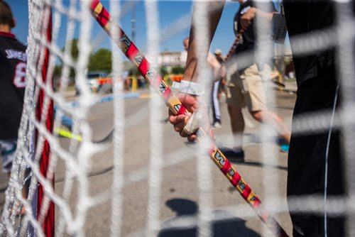 MIKAELA MACKENZIE / WINNIPEG FREE PRESS
A pickup street hockey game hosted by the Main Street Project on Martha Street in Winnipeg on Wednesday, Aug. 15, 2018. 
Winnipeg Free Press 2018.