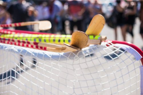 MIKAELA MACKENZIE / WINNIPEG FREE PRESS
A pickup street hockey game hosted by the Main Street Project on Martha Street in Winnipeg on Wednesday, Aug. 15, 2018. 
Winnipeg Free Press 2018.