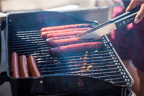 MIKAELA MACKENZIE / WINNIPEG FREE PRESS
Hot dogs are roasted at a pickup street hockey game and barbecue hosted by the Main Street Project on Martha Street in Winnipeg on Wednesday, Aug. 15, 2018. 
Winnipeg Free Press 2018.