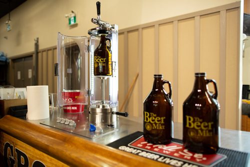 ANDREW RYAN / WINNIPEG FREE PRESS Inside the Beer Mkt. beer store is a draught growler filling station on August 15, 2018.
