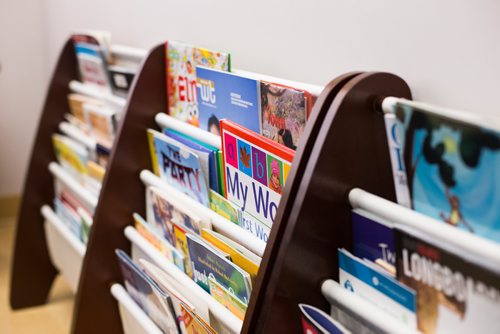 MIKAELA MACKENZIE / WINNIPEG FREE PRESS
Books in the family room at Snowflake Place for Children and Youth, which specializes in doing investigative interviews with child victims of abuse in Winnipeg on Wednesday, Aug. 15, 2018. 
Winnipeg Free Press 2018.