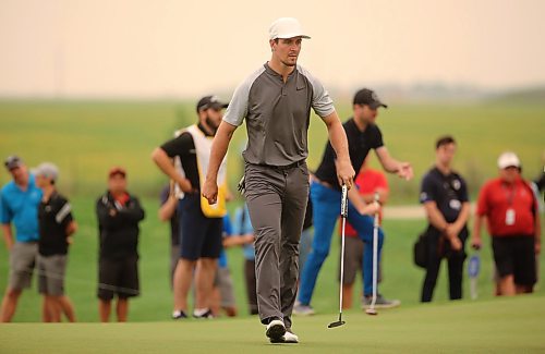 TREVOR HAGAN / WINNIPEG FREE PRESS
The gallery catches up to Winnipeg Jets' Mark Scheifele, studying his putt on the 5th hole (14) at Southwood Golf and Country Club during the Players Cup, Thursday, August 16, 2018.