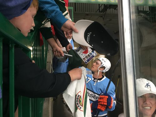 MIKE MCINTYRE / WINNIPEG FREE PRESS
Anders Lee of the New York Islanders signs autographs for fans at Braemar Arena in Edina, Minnesota on Monday Aug. 13 following his game in Da Beauty League.