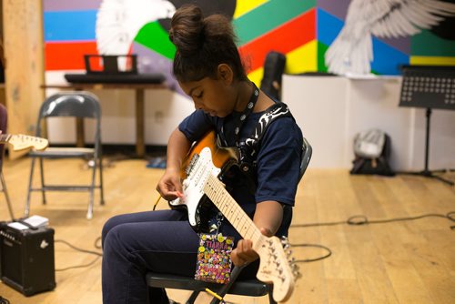 MIKAELA MACKENZIE / WINNIPEG FREE PRESS
Tianna Wells adjusts plays electric guitar at the inaugural Girls Rock Winnipeg, a new day camp in which girls and non-binary youth form a band, write a song, record, and perform in the space of a week, at the West End Cultural Centre in Winnipeg on Wednesday, Aug. 15, 2018. 
Winnipeg Free Press 2018.