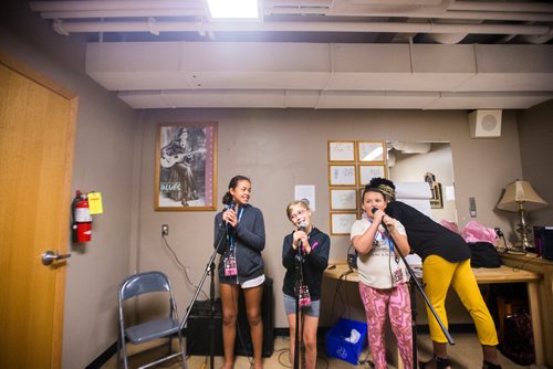 MIKAELA MACKENZIE / WINNIPEG FREE PRESS
Autumn Baker-Foort (left), Mia Tellier-Lalonde, and Jane Eleuterio sing during vocals class at the inaugural Girls Rock Winnipeg, a new day camp in which girls and non-binary youth form a band, write a song, record, and perform in the space of a week, at the West End Cultural Centre in Winnipeg on Wednesday, Aug. 15, 2018. 
Winnipeg Free Press 2018.