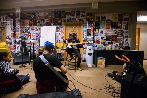 MIKAELA MACKENZIE / WINNIPEG FREE PRESS
Ashley Au teaches bass at the inaugural Girls Rock Winnipeg, a new day camp in which girls and non-binary youth form a band, write a song, record, and perform in the space of a week, at the West End Cultural Centre in Winnipeg on Wednesday, Aug. 15, 2018. 
Winnipeg Free Press 2018.