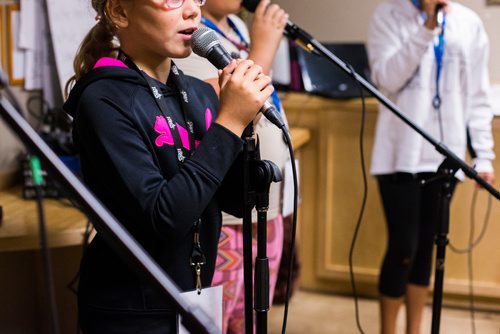 MIKAELA MACKENZIE / WINNIPEG FREE PRESS
Vocals class at the inaugural Girls Rock Winnipeg, a new day camp in which girls and non-binary youth form a band, write a song, record, and perform in the space of a week, at the West End Cultural Centre in Winnipeg on Wednesday, Aug. 15, 2018. 
Winnipeg Free Press 2018.