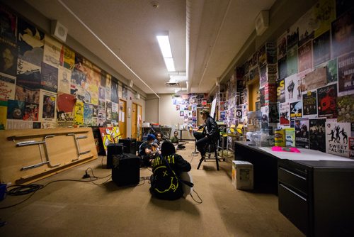 MIKAELA MACKENZIE / WINNIPEG FREE PRESS
Ashley Au teaches bass at the inaugural Girls Rock Winnipeg, a new day camp in which girls and non-binary youth form a band, write a song, record, and perform in the space of a week, at the West End Cultural Centre in Winnipeg on Wednesday, Aug. 15, 2018. 
Winnipeg Free Press 2018.