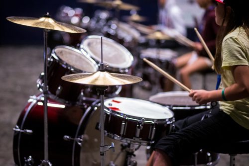 MIKAELA MACKENZIE / WINNIPEG FREE PRESS
Drum class at the inaugural Girls Rock Winnipeg, a new day camp in which girls and non-binary youth form a band, write a song, record, and perform in the space of a week, at the West End Cultural Centre in Winnipeg on Wednesday, Aug. 15, 2018. 
Winnipeg Free Press 2018.