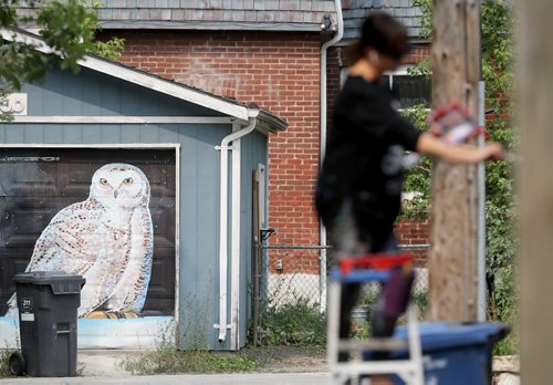 TREVOR HAGAN / WINNIPEG FREE PRESS
Kal Barteski works on another large mural in the alley between Ethelbert Street and Canora Street, Friday, August 17, 2018.