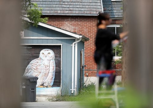 TREVOR HAGAN / WINNIPEG FREE PRESS
Kal Barteski works on another large mural in the alley between Ethelbert Street and Canora Street, Friday, August 17, 2018.