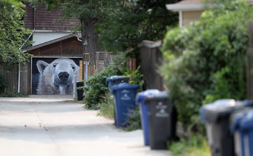 TREVOR HAGAN / WINNIPEG FREE PRESS
Kal Barteski works on another large mural in the alley between Ethelbert Street and Canora Street, Friday, August 17, 2018.