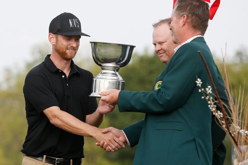 JOHN WOODS / WINNIPEG FREE PRESS
Tyler McCumber is presented with the cup after winning the Players Cup at Southwood Golf and Country Club in Winnipeg Sunday, August 19, 2018.